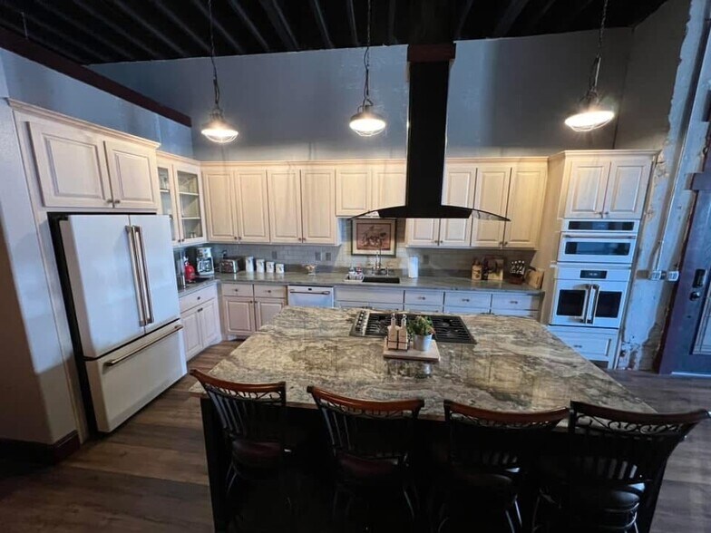 More Photos Of 119 E 5th St, Bonham Restaurant For Sale