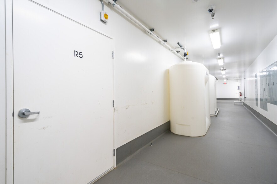 More Photos Of 19533 McLane St, Palm Springs Distribution For Sale