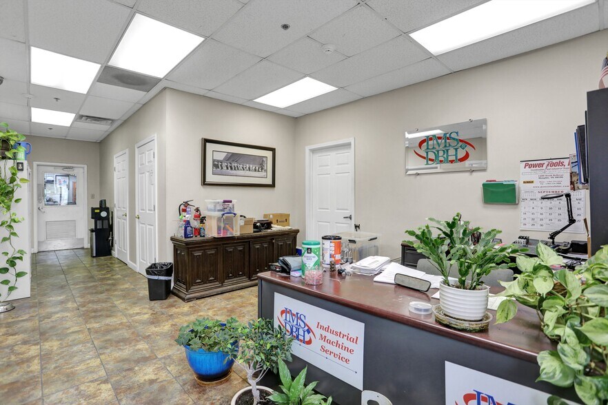 More Photos Of 3325 Millbranch Rd, Memphis Warehouse For Sale