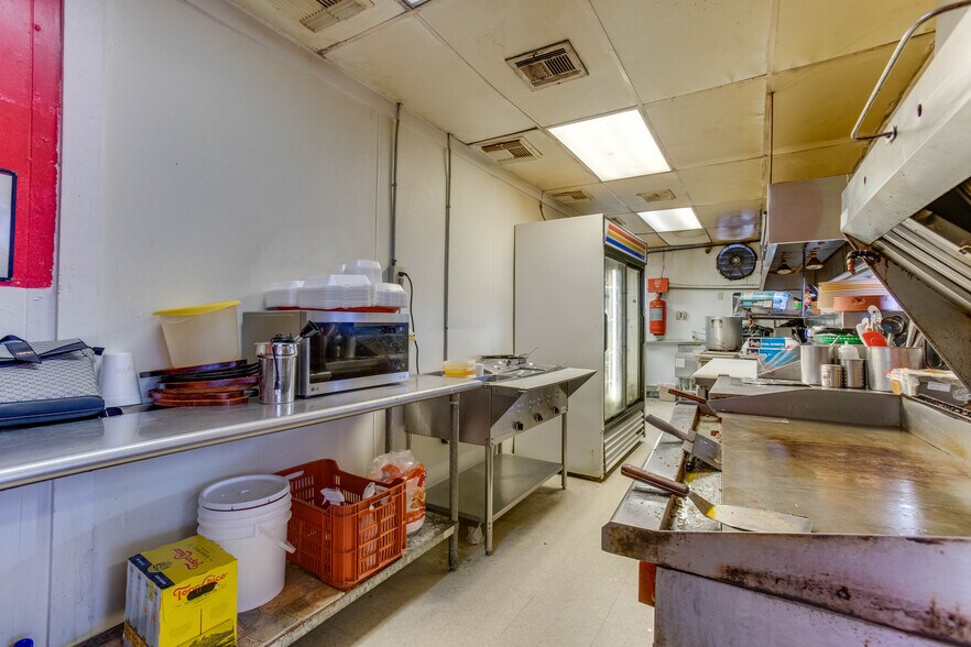 More Photos Of 2915 Market St, Baytown General Retail For Sale