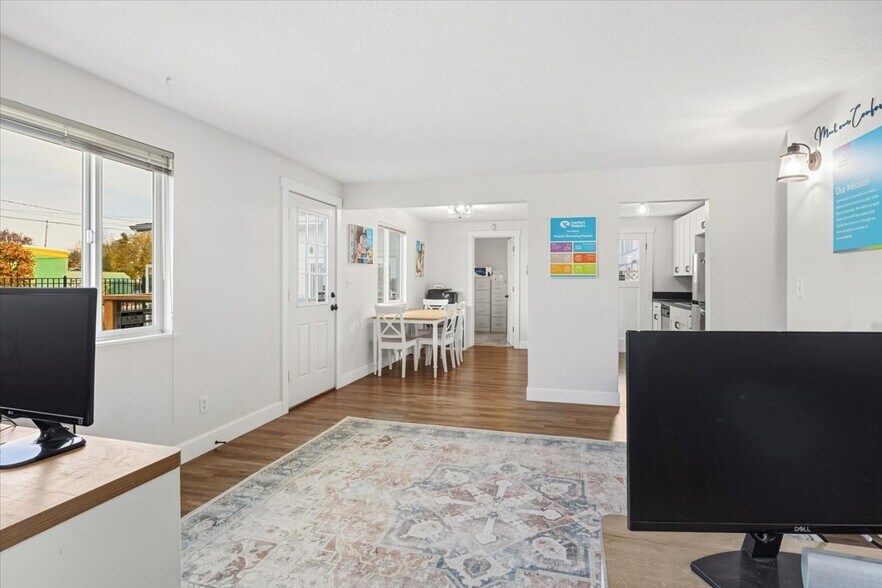 More Photos Of 2115 E 27th St, Vancouver Office For Sale