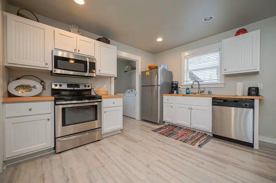 More Photos Of 5481 Highway 35 N, Rockport Specialty For Sale