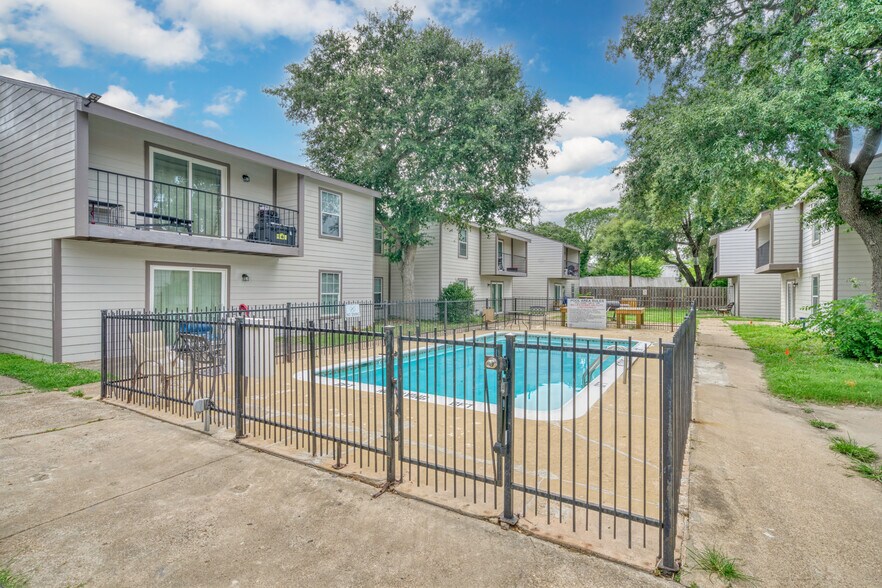 More Photos Of 2000 Kazmeier Plz, Bryan Apartments For Sale