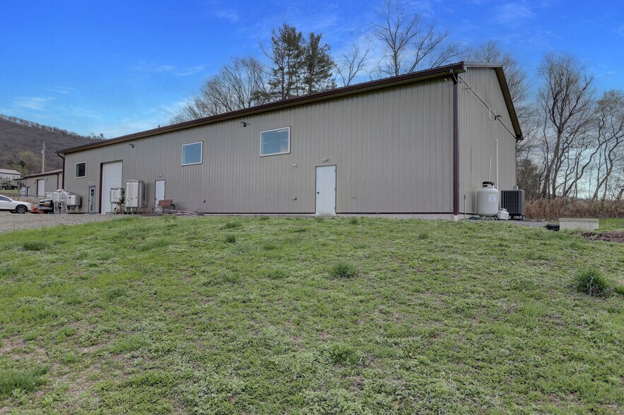 More Photos Of 596 Harman Rd, Halifax Winery Vineyard For Sale