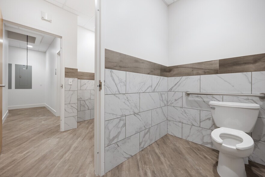 More Photos Of 9425 Sandifur Pky, Pasco Office For Sale