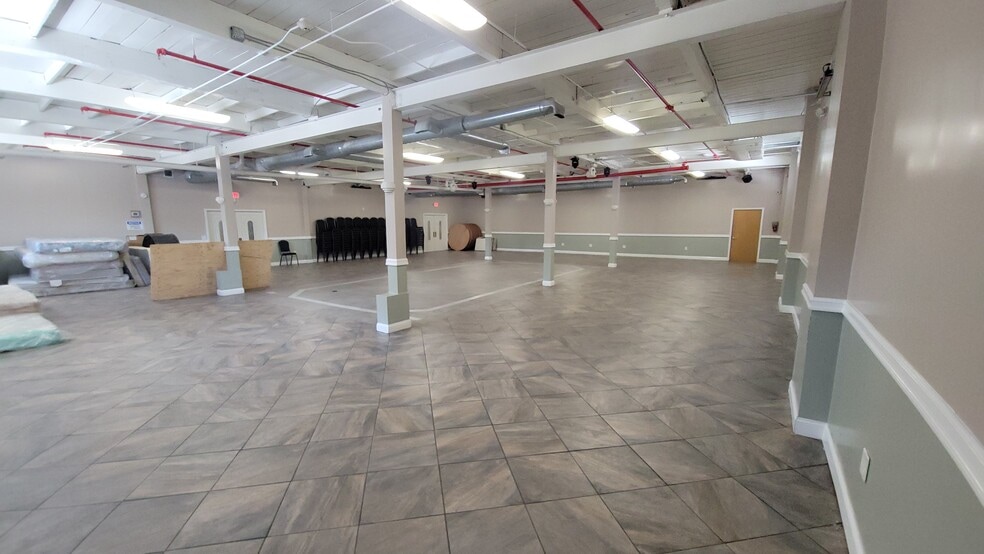 More Photos Of 141 Coit St, Irvington Showroom For Lease