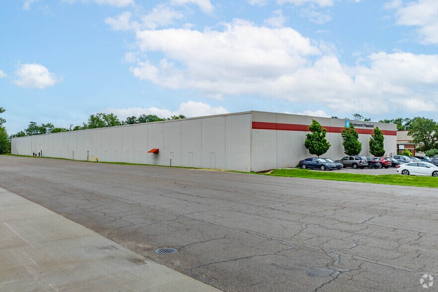 More Photos Of 10880-10898 Kenwood Rd, Blue Ash Warehouse For Lease