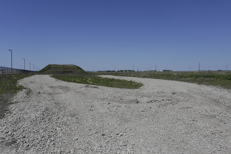 More Photos Of 001 Macom Dr, Dekalb Warehouse For Sale