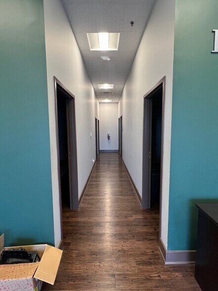 More Photos Of 15970 S Mur-Len Rd, Olathe Unknown For Lease