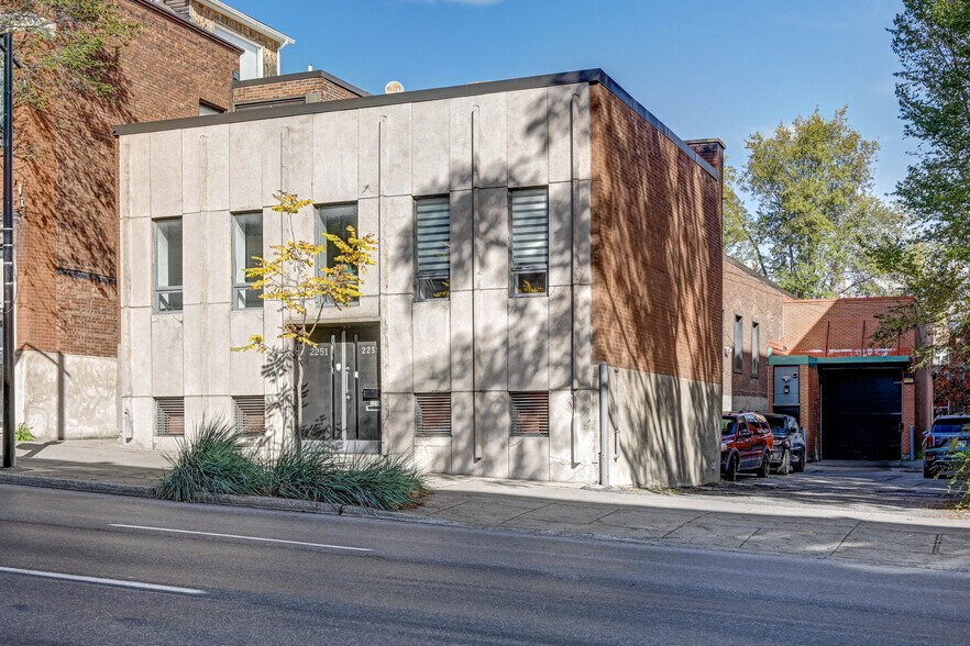 Primary Photo Of 2251 Av Papineau, Montréal Light Distribution For Lease