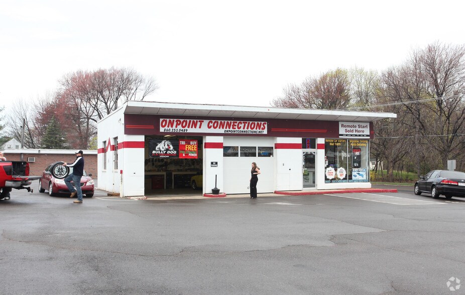 More Photos Of 780 Enfield St, Enfield Freestanding For Lease