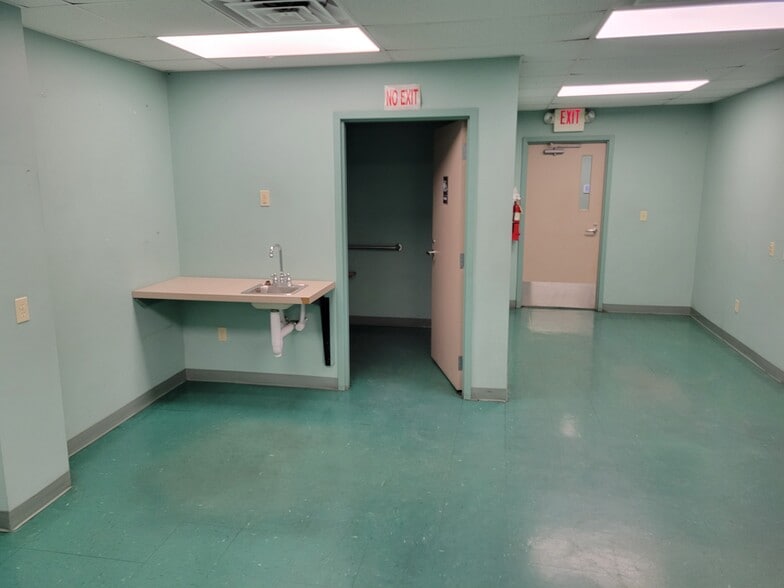 More Photos Of 158 Hangar Dr S, Victoria Distribution For Lease