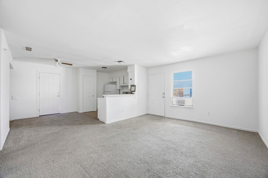 More Photos Of 1105 Westwood Ln, Giddings Apartments For Sale