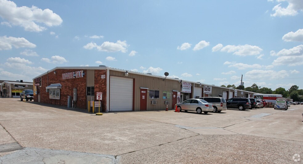 More Photos Of 13329 Veterans Memorial Dr, Houston Warehouse For Lease