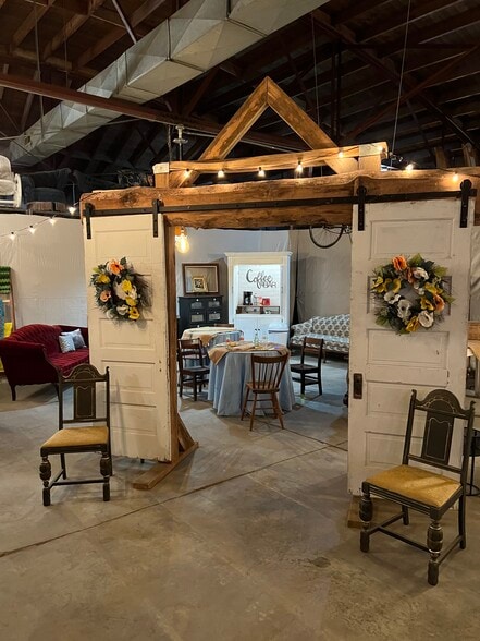 More Photos Of 302 Williams St, Fayetteville Flex For Sale