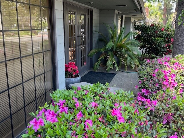 More Photos Of 885 University Ave, Sacramento Office For Sale