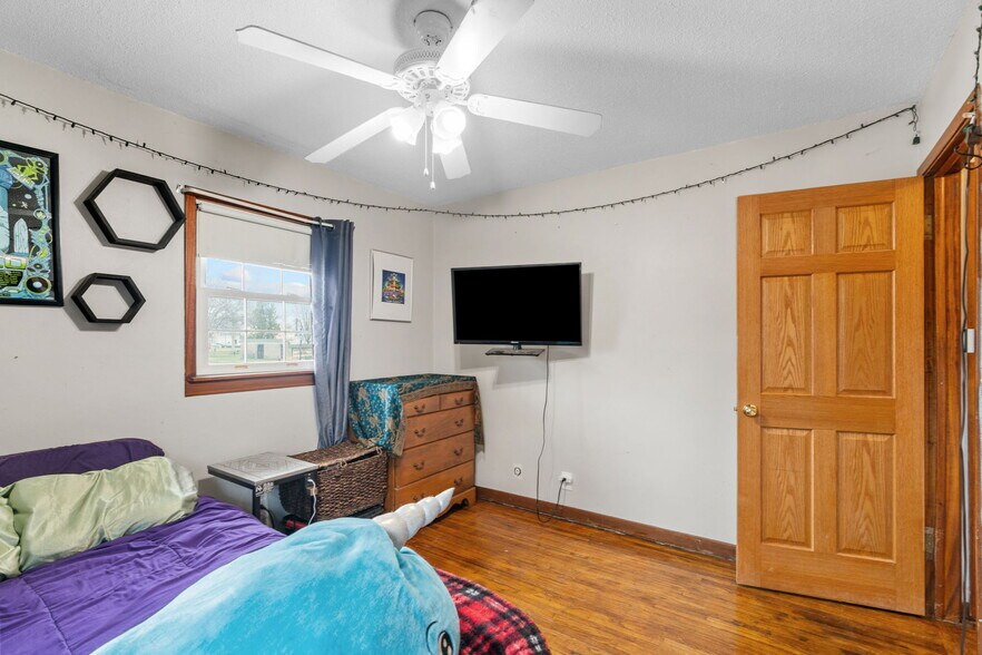 More Photos Of 38804 8th Ave, North Branch Office Residential For Sale