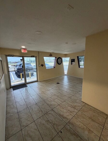 More Photos Of 2326 W Main St, Grand Prairie Restaurant For Lease
