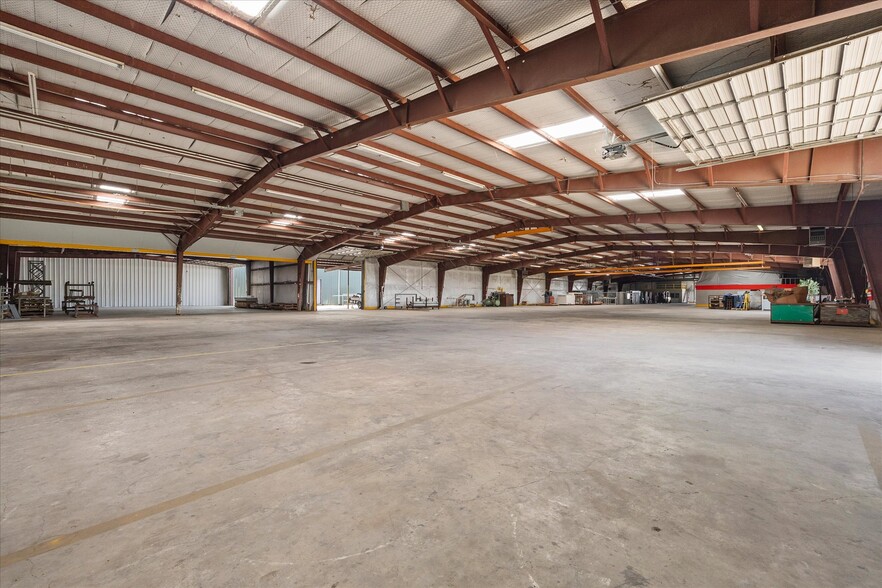 More Photos Of 905 E Broad St, Forney Manufacturing For Lease