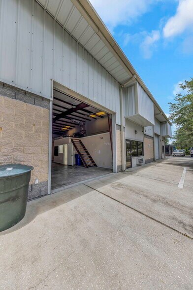 More Photos Of 565 Frederica Ln, Dunedin Warehouse For Lease