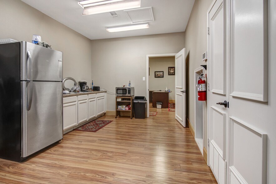 More Photos Of 400 N Ridgeway Dr, Cleburne Medical For Sale