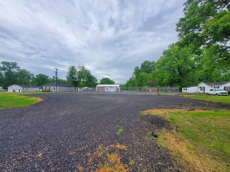 More Photos Of 14021 IL-37, Johnston City Flex For Lease