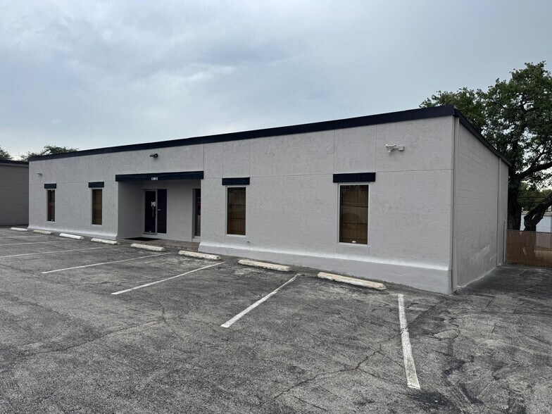 More Photos Of 11911-11913 Warfield St, San Antonio Warehouse For Sale