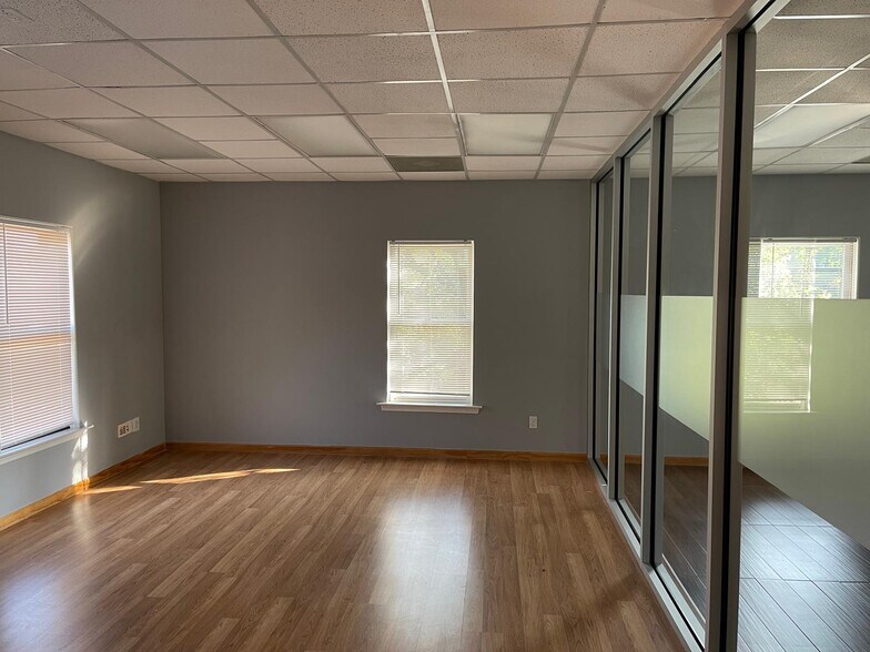 More Photos Of 2312 Peachford Rd, Atlanta Office Residential For Lease