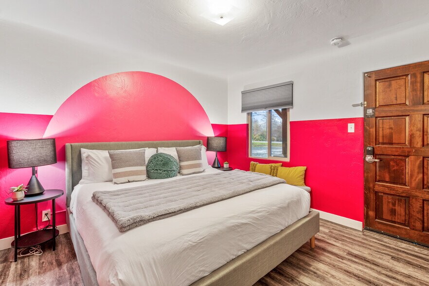 More Photos Of 1175 2nd St SE, Bandon Hotel For Sale