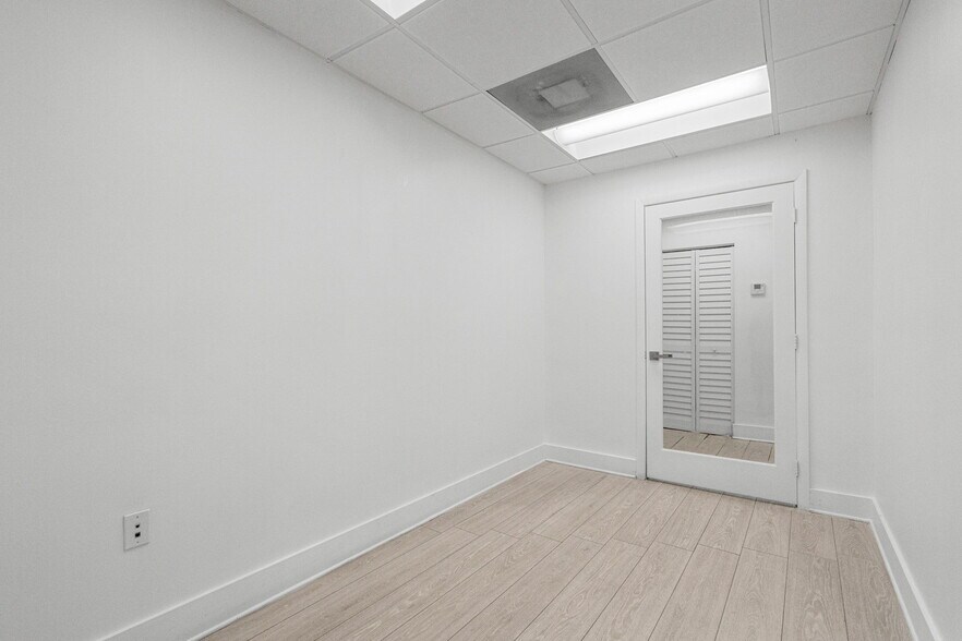 More Photos Of 6330 Manor Ln, South Miami Office For Lease