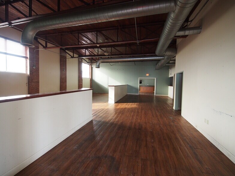 More Photos Of 180 Amity Rd, Woodbridge Freestanding For Lease