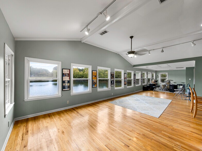More Photos Of 4615 Stone Mountain Hwy, Lilburn Freestanding For Sale