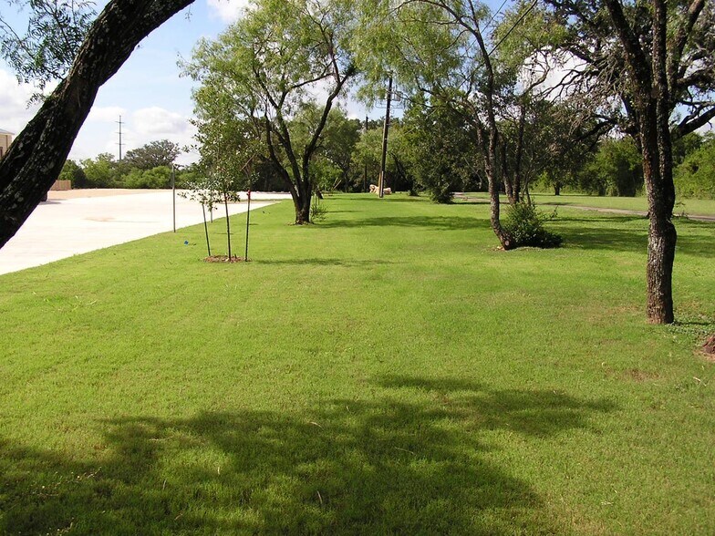 More Photos Of 18847 Redland Rd, San Antonio Showroom For Lease