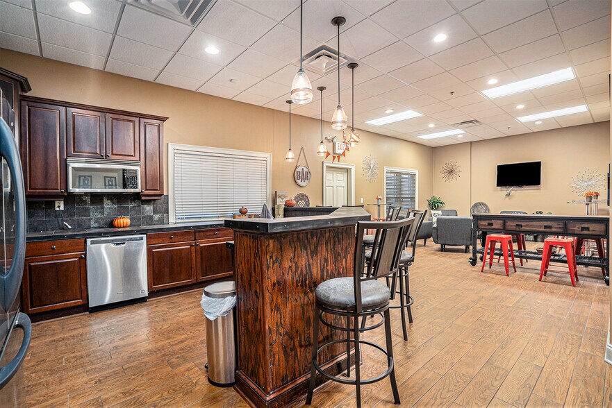 More Photos Of 145 Towne Lake Pky, Woodstock Office For Lease