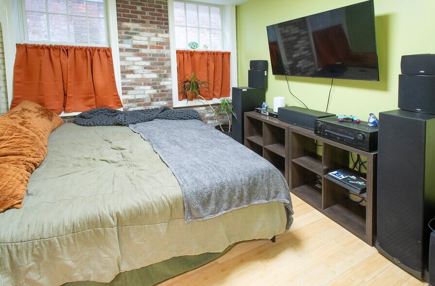 More Photos Of 270 Pleasant St, Northampton Office For Sale