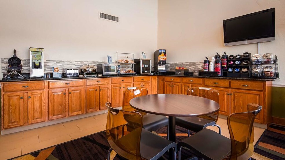 More Photos Of 1422 N Polk St, Rayne Hotel For Sale