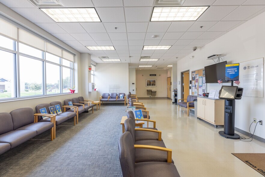 More Photos Of 945 Tower Dr, Waterloo Medical For Lease