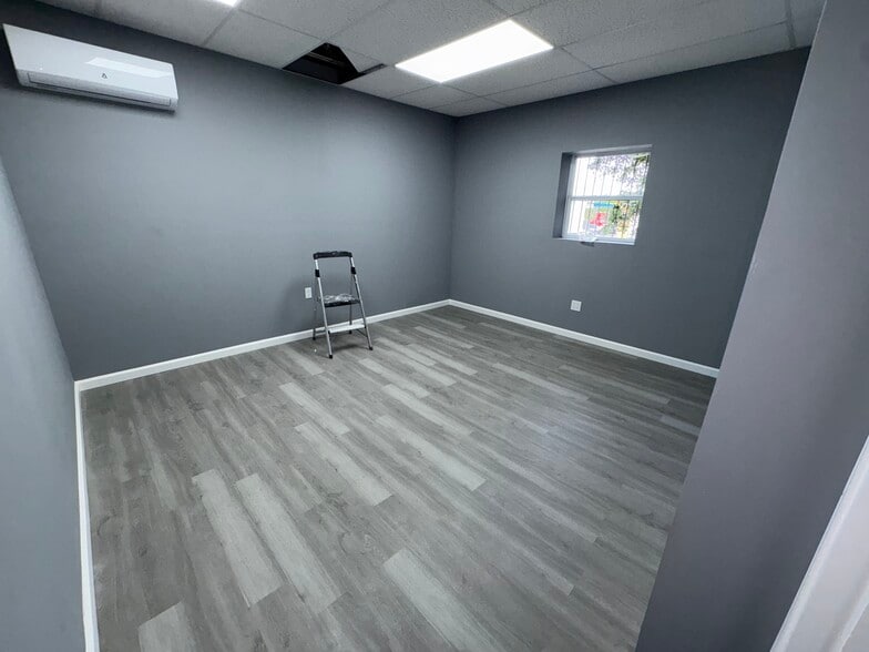More Photos Of 1346 Gandy St, Jacksonville Showroom For Lease