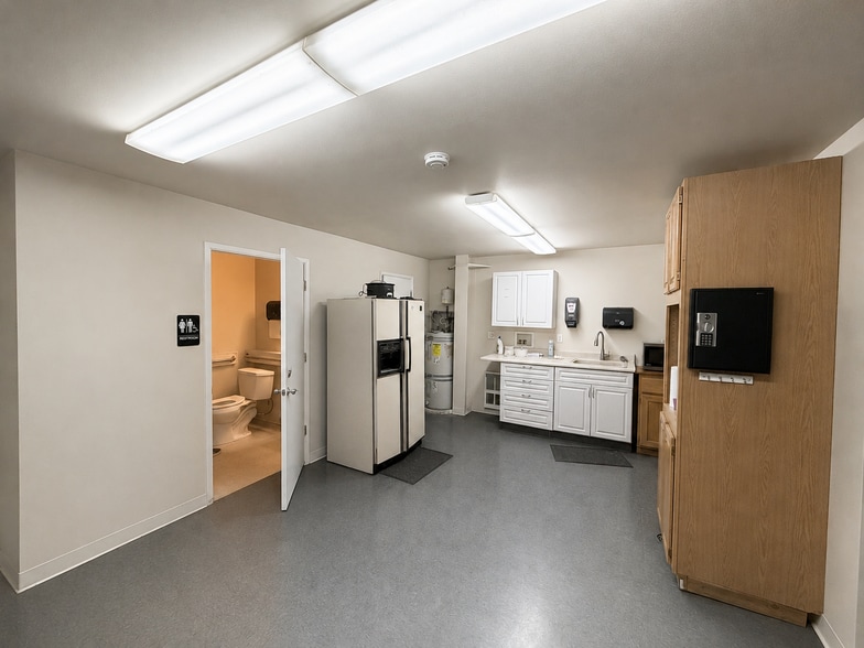 More Photos Of 1002 Central Ave N, Kent Showroom For Sale