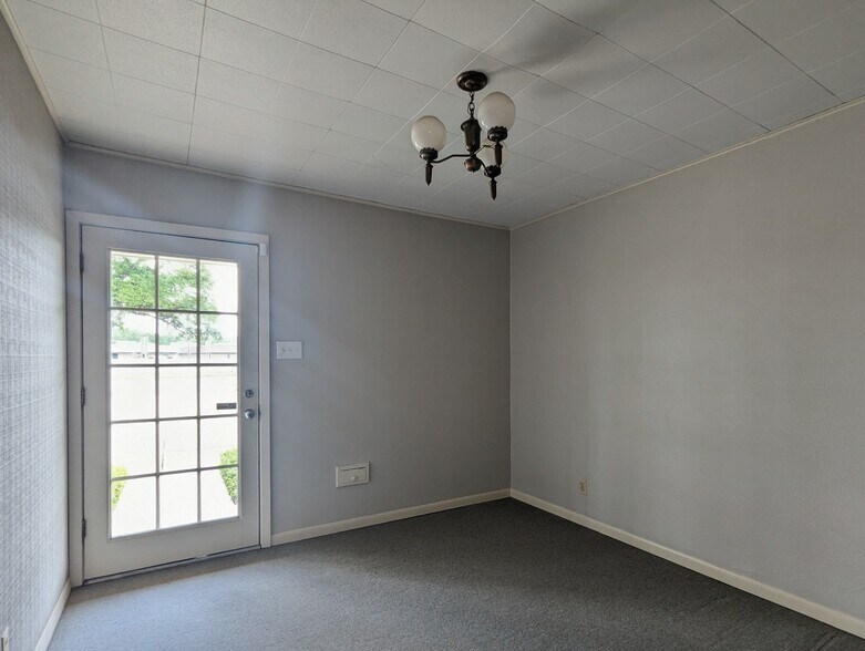 More Photos Of 3635 Eastex Fwy, Beaumont Office For Sale