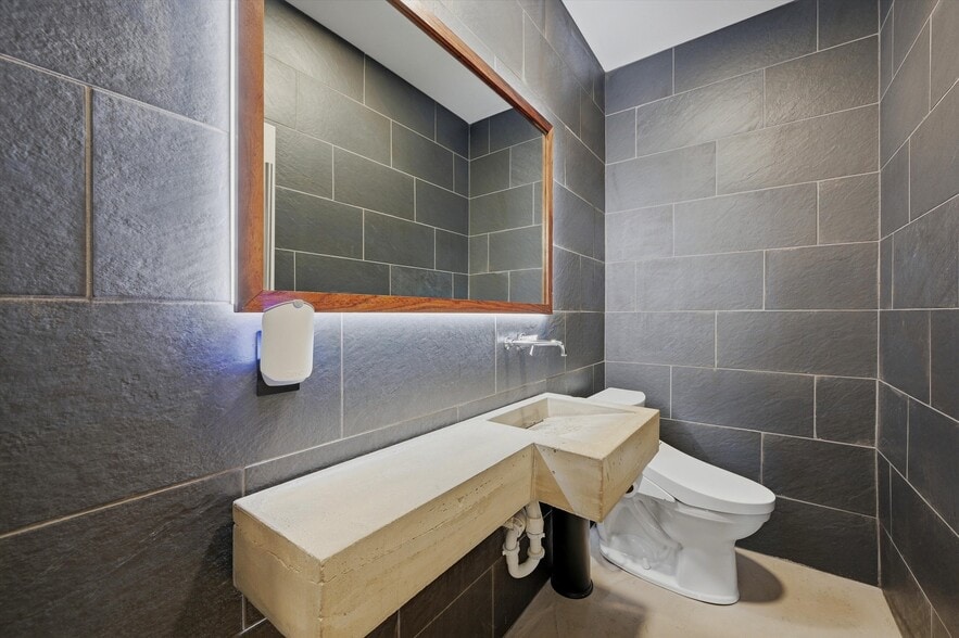 More Photos Of 118 W Chestnut St, Denison Office For Sale
