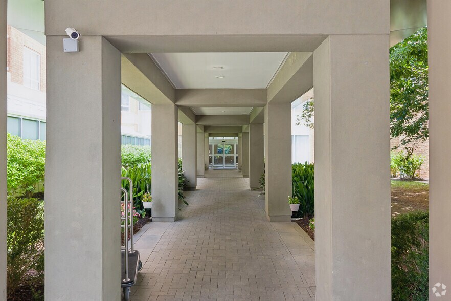 More Photos Of 6120 Peachtree Dunwoody Rd, Atlanta Hotel For Sale