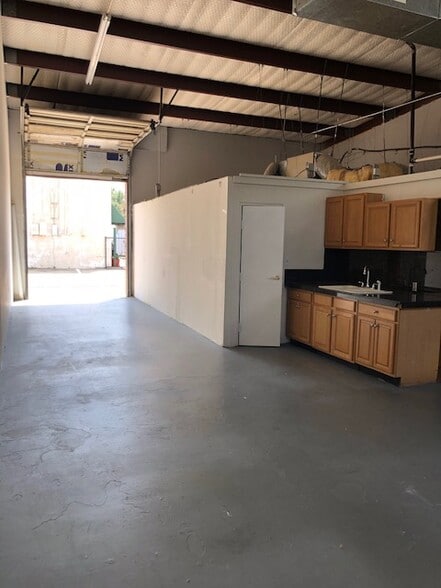More Photos Of 11166 Ables Ln, Dallas Warehouse For Lease