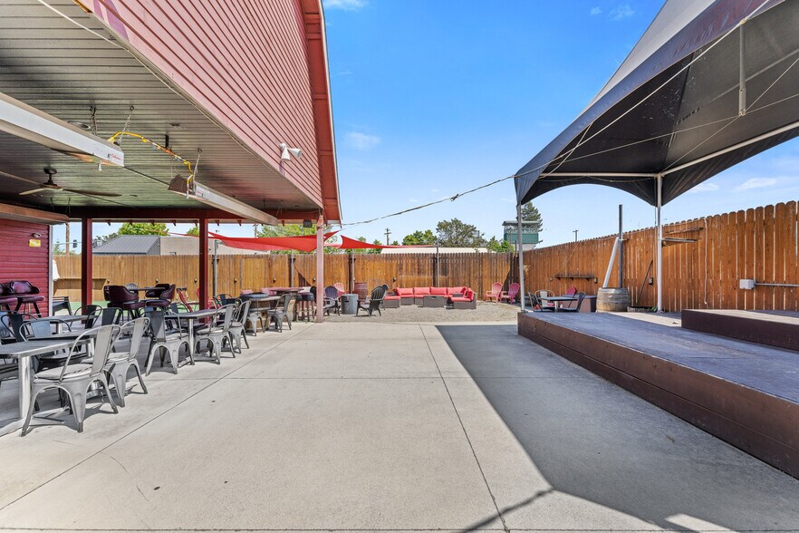 More Photos Of 2039 Redwood Ave, Grants Pass Restaurant For Sale
