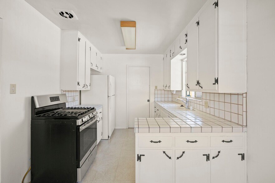 More Photos Of 11 N Dunning St, Ventura Apartments For Sale