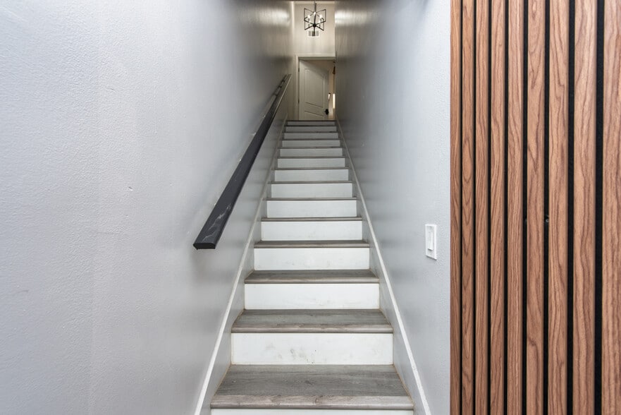 More Photos Of 7408 Commerce St, Riverview General Retail For Lease