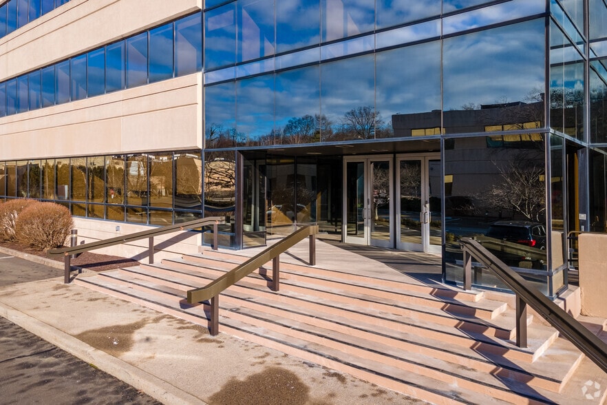 More Photos Of 11 Riverbend Dr S, Stamford Office For Lease