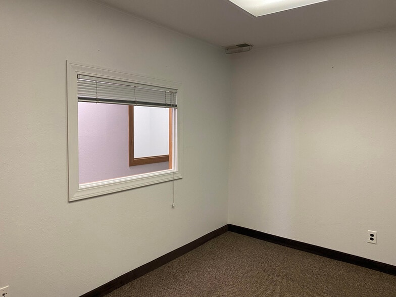 More Photos Of 312 E 3rd St, The Dalles Office For Lease