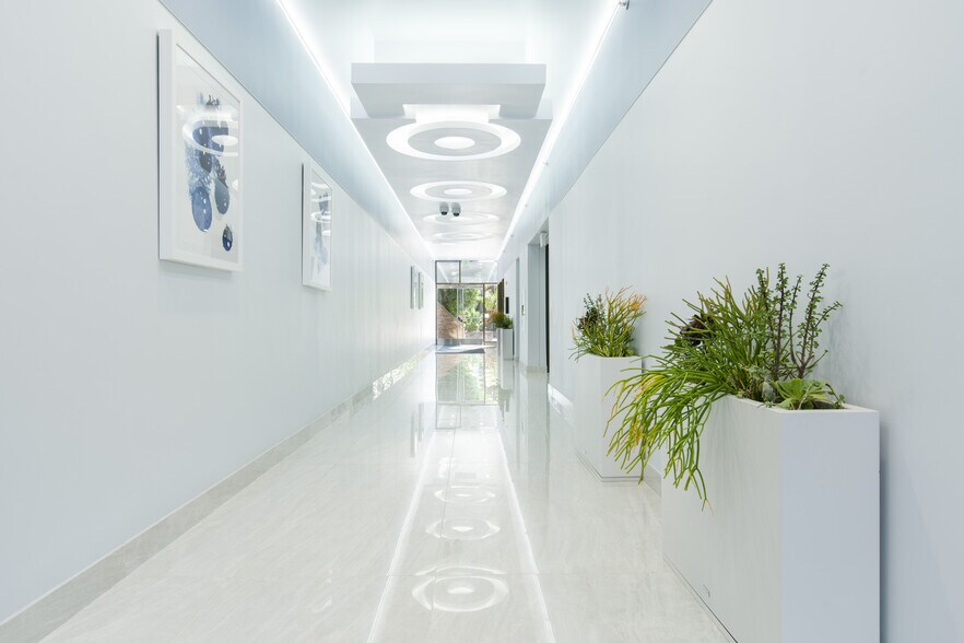 More Photos Of 18321 Ventura Blvd, Tarzana Office For Lease