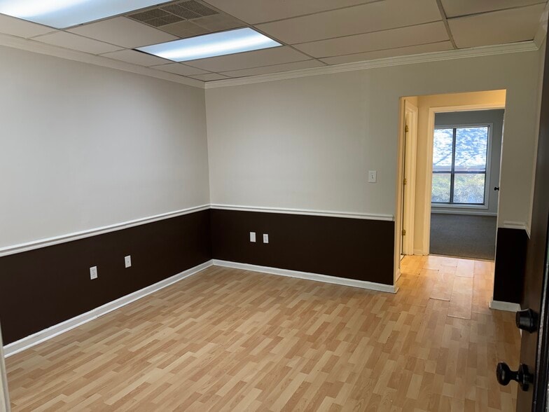 More Photos Of 875 Old Roswell Rd, Roswell Office For Sale